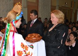Дівчата в національних костюмах вручили ректору університету та гостям свята щедрі, запашні короваї